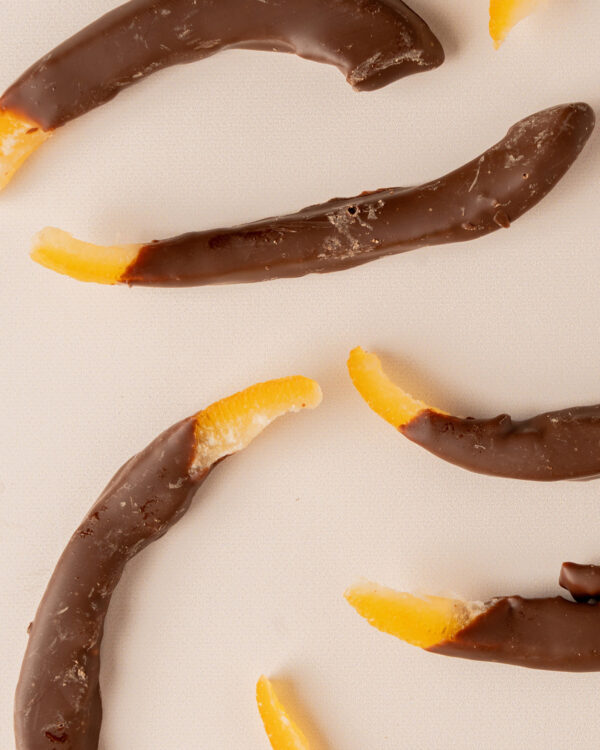 Naranjas confitadas bañadas de chocolate